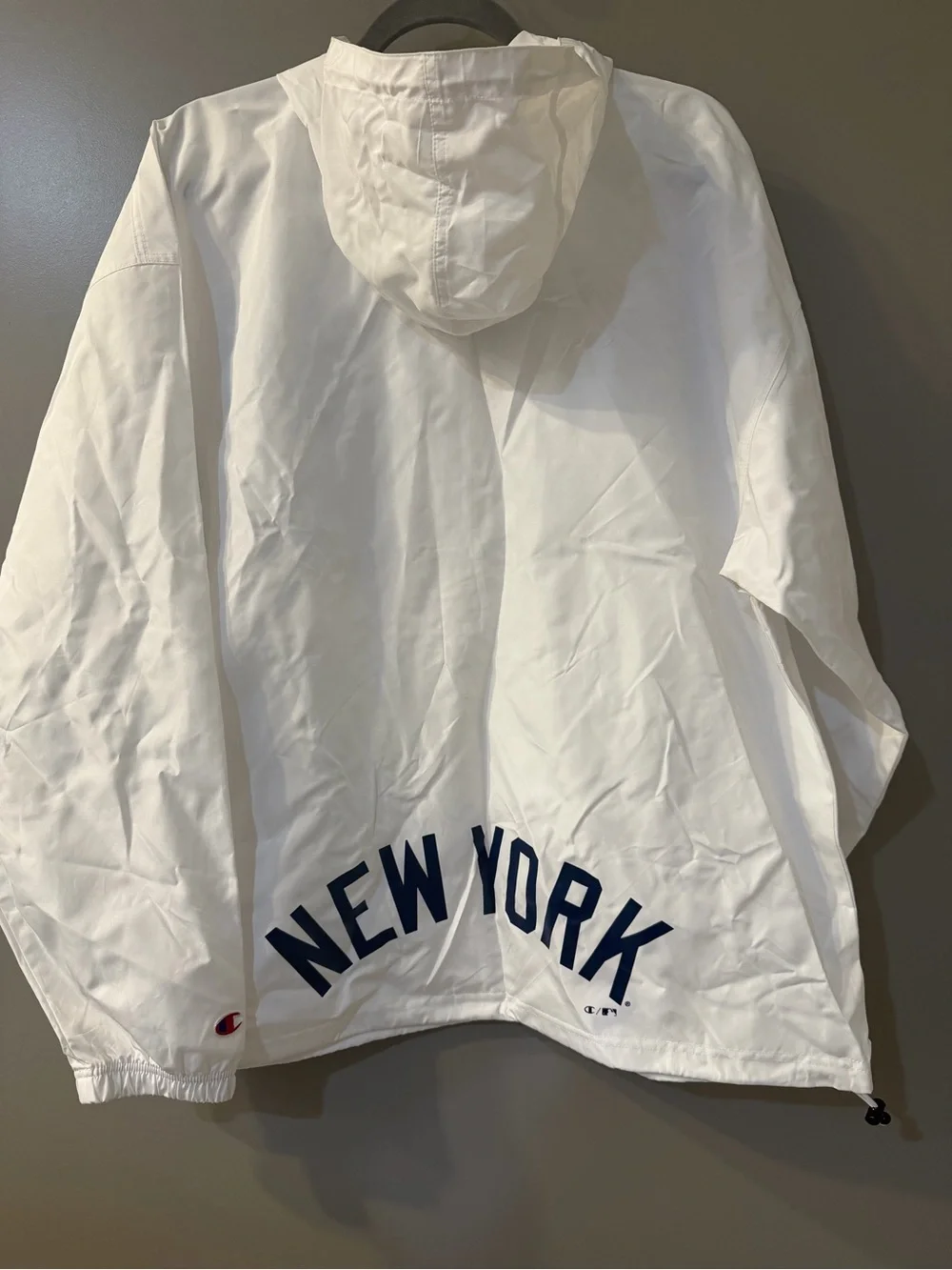 Men’s NWT Champion White Pullover Windbreaker with Navy New York YANKEES Logo